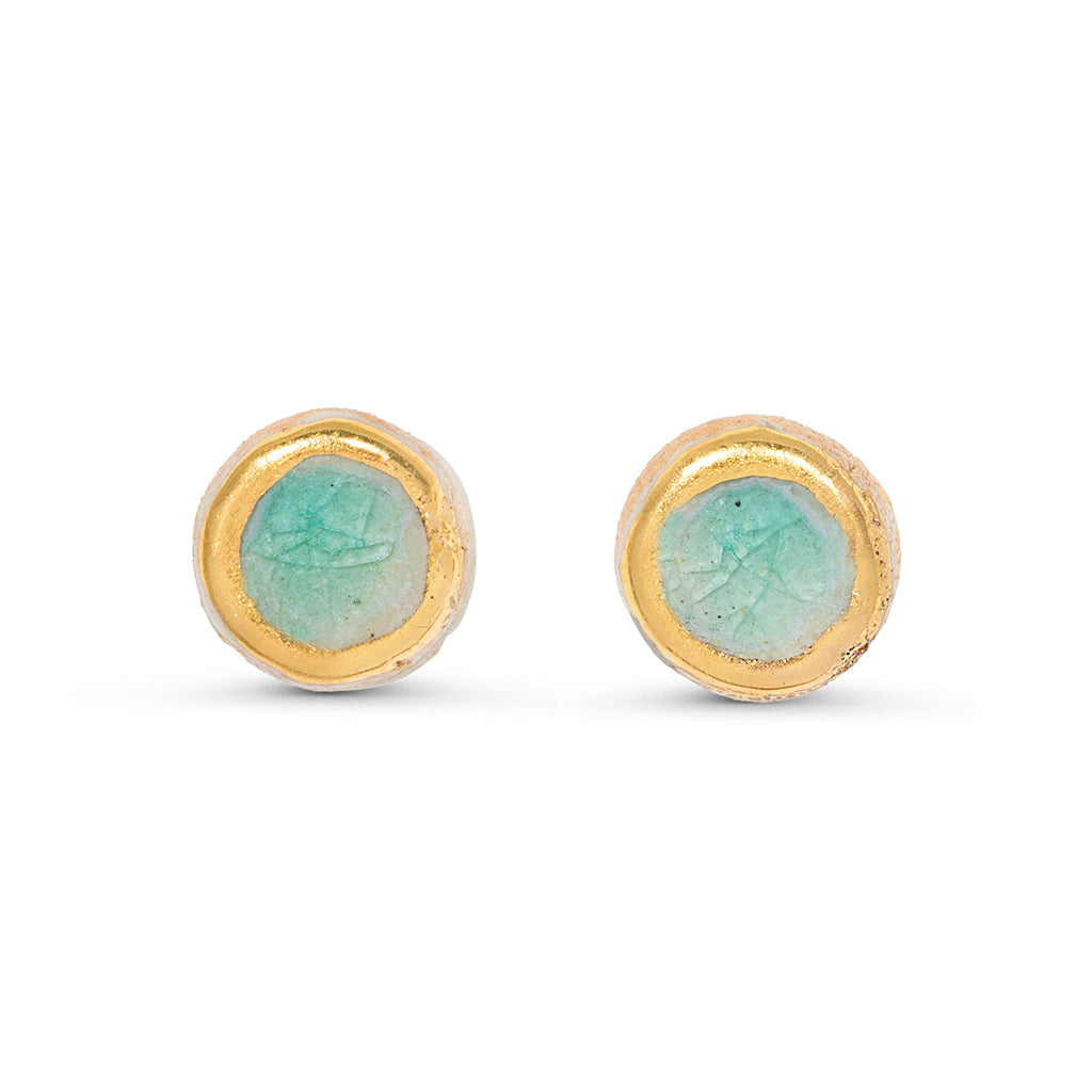 Emerald glass circular stud earrings outlined in gold lustre