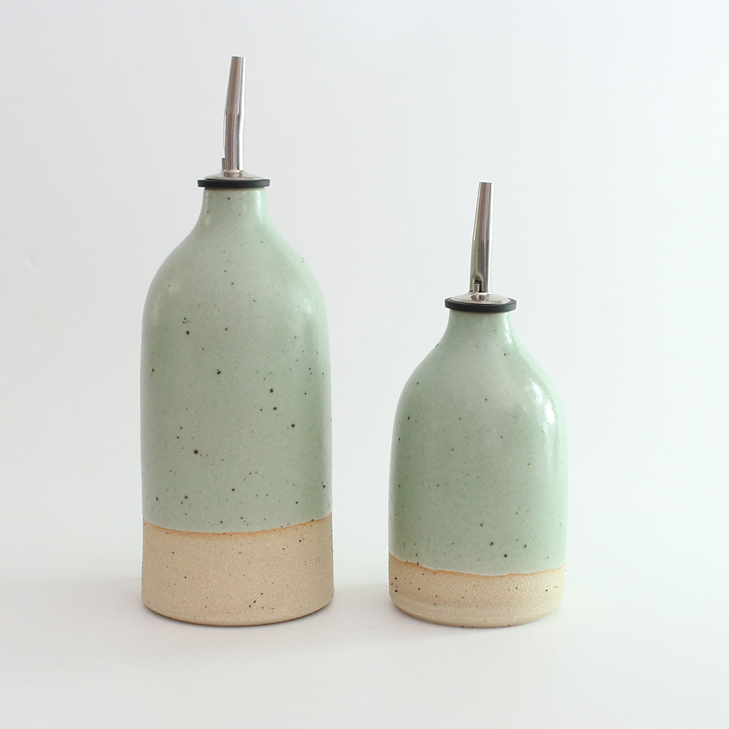 Size comparison of small and large green oil pourers