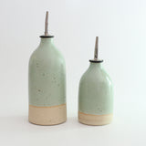 Size comparison of small and large green oil pourers