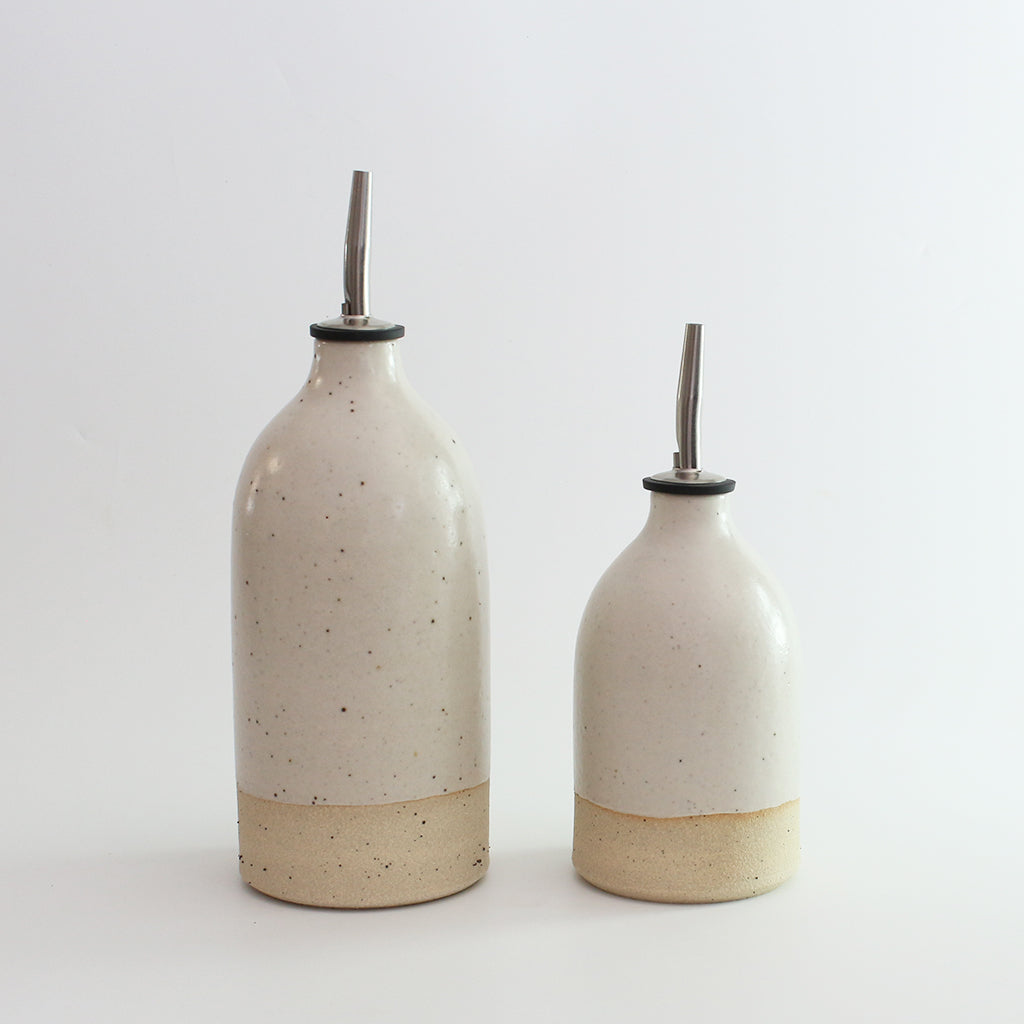 Size comparison of small and large white oil pourers