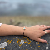 Bracelet réglable en verre recyclé bleu aigue-marine