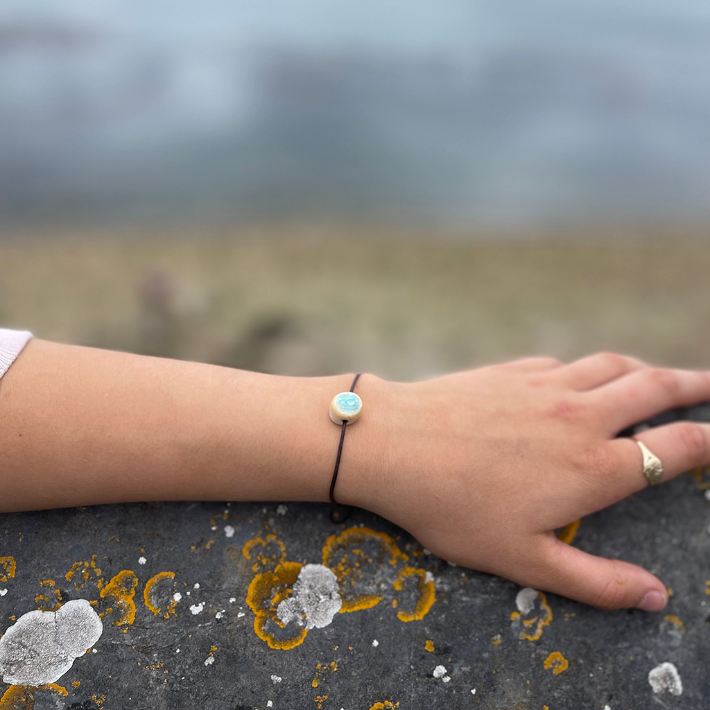 Bracelet réglable en verre recyclé bleu aigue-marine