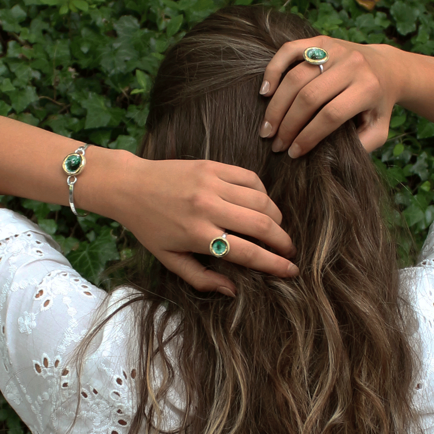 Bracelet rond en plaqué argent avec récif d'émeraude