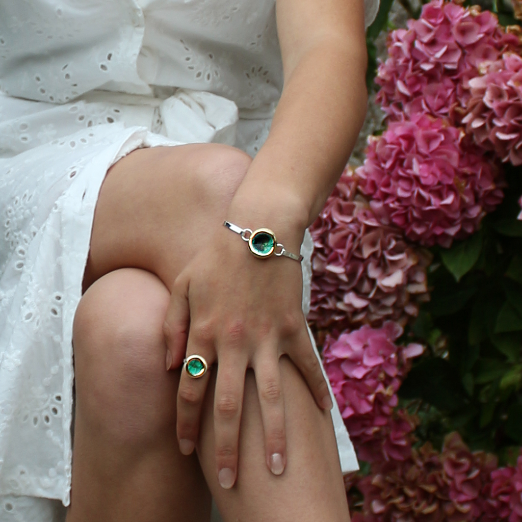 Bracelet rond en plaqué argent avec récif d'émeraude