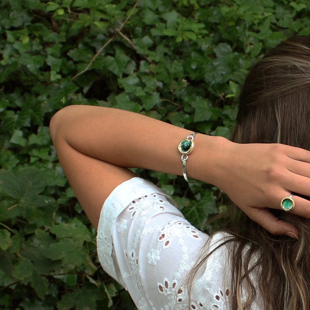 Bracelet rond en plaqué argent avec récif d'émeraude