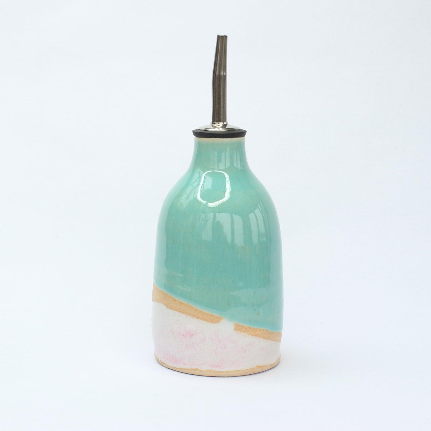 Close up of glaze shine and glaze movement on the oil pourer