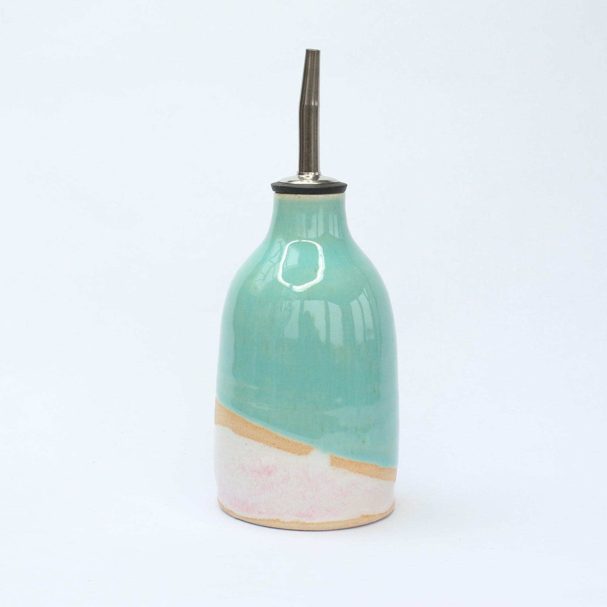 Close up of glaze shine and glaze movement on the oil pourer